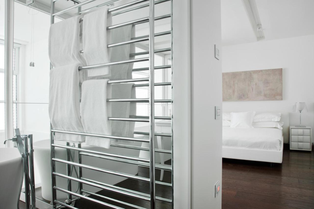 Magna Pars l'Hotel à Parfum Milano Camera foto A towel warmer