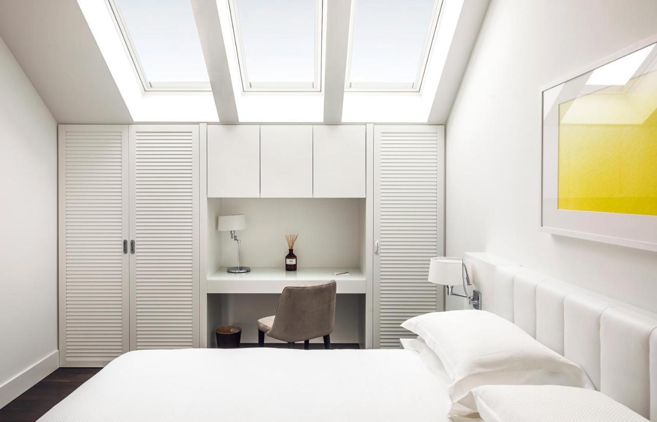 Magna Pars l'Hotel à Parfum Milano Esterno foto A bedroom with a skylight